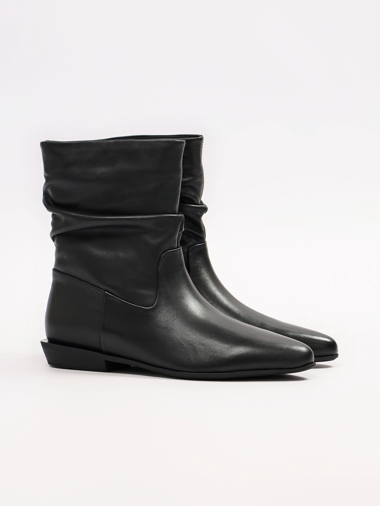 Ботинки черного цвета на низком каблуке